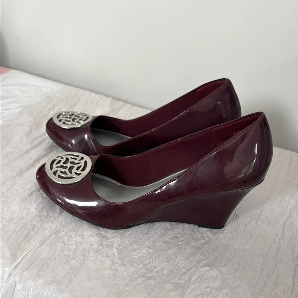 FIONI Clothing Burgundy Wedge Pumps with Silver Emblem